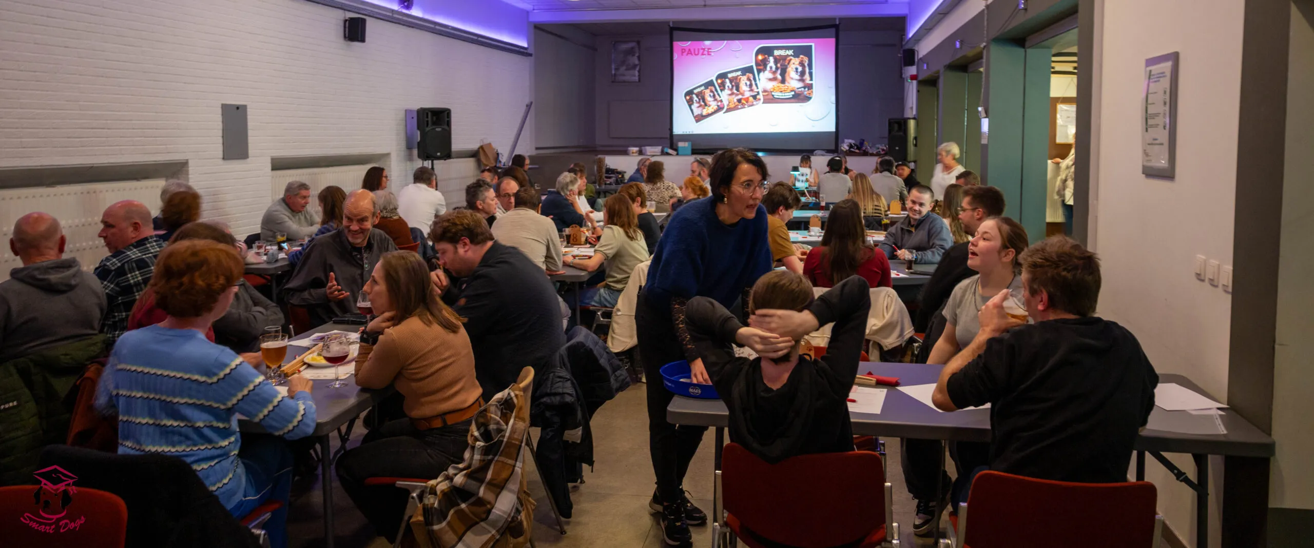 Een volle zaal tijdens de kwisavond